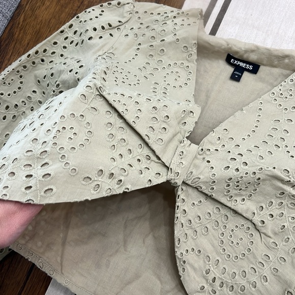 Express Eyelet Crop top with Balloon sleeves, New without Tags! Size Medium - Picture 3 of 6